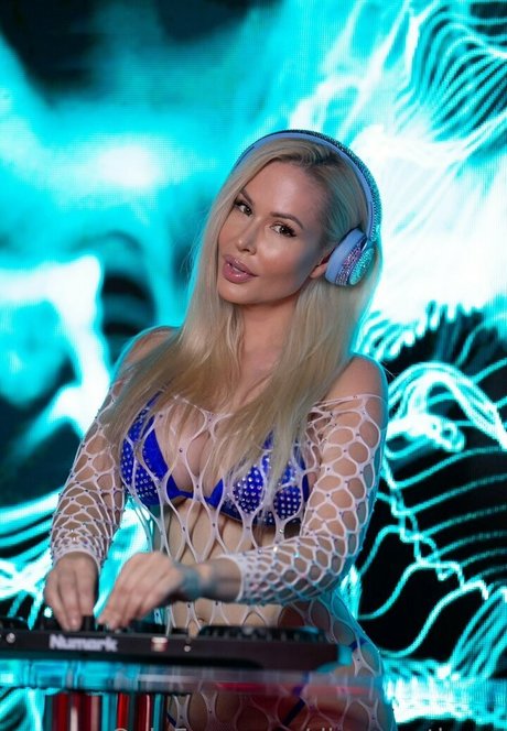 Samantha XO Swinger DJ sex star archive
