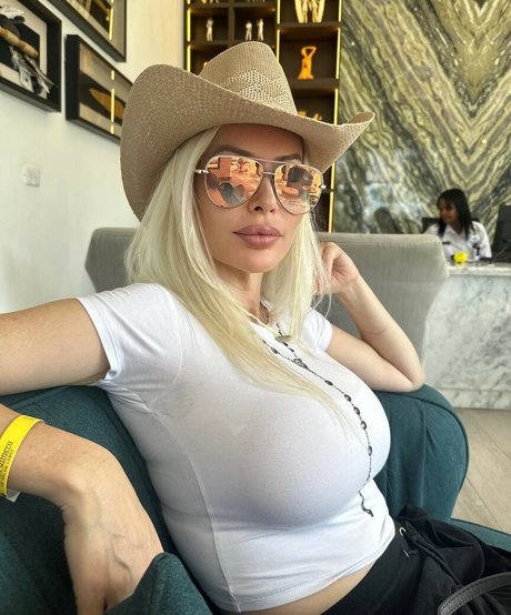 Samantha XO Swinger DJ sex model picture