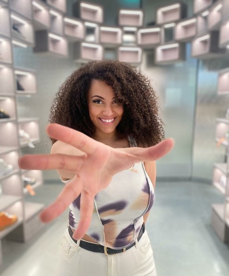 Ines Curly hd star gallery