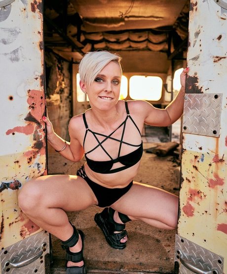 Caitlin V Neal model top images