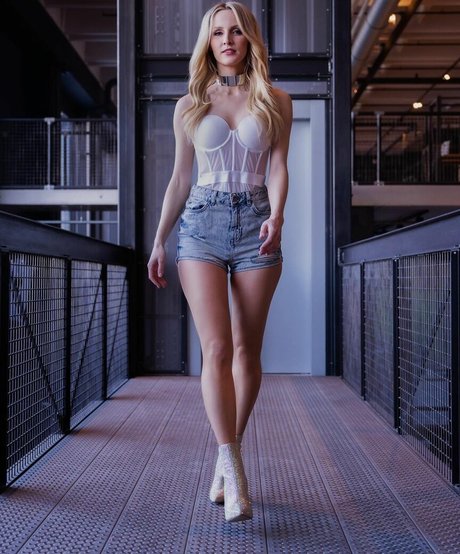 Melissa Naschenweng nice star pics