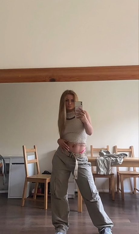 Maisie Smith xxx pornstar img