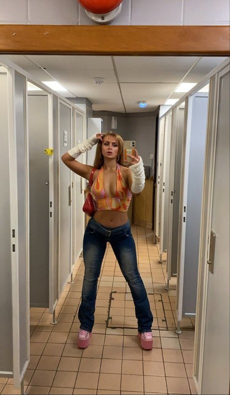 Maisie Smith star perfect images