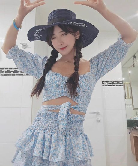 jinnytty nudes actress photos