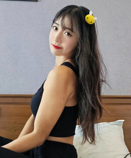 jinnytty naked model photo