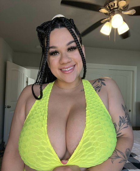 Britt Cuadra beautiful star photos