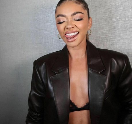 Sarah Hyland model erotic pic