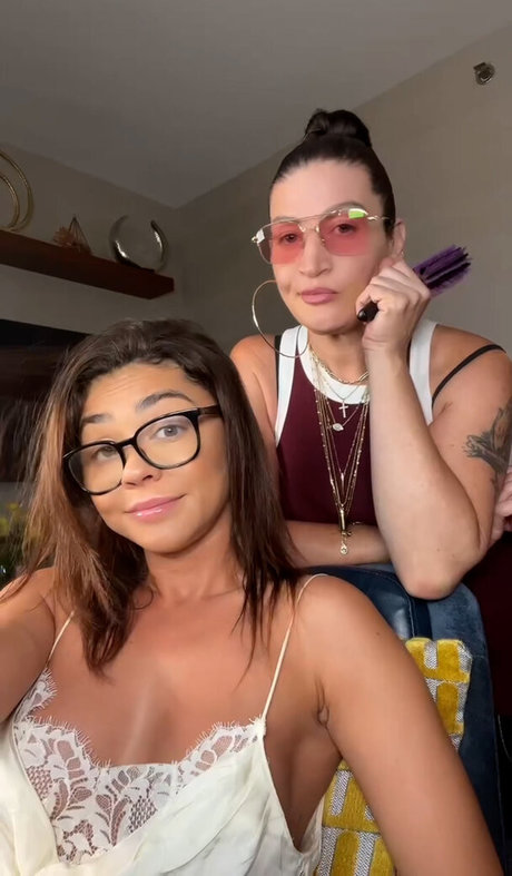 Sarah Hyland star exclusive pictures