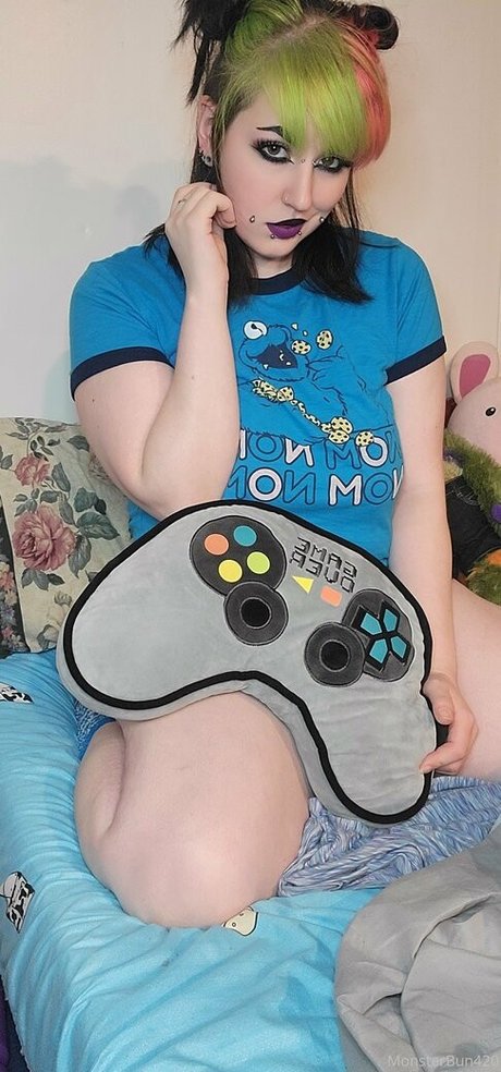 monsterbun42 naked pornstar img