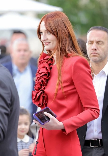 Sophie Turner sexy model pictures