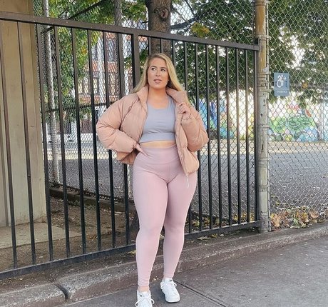 Sophie Turner pornstar top images