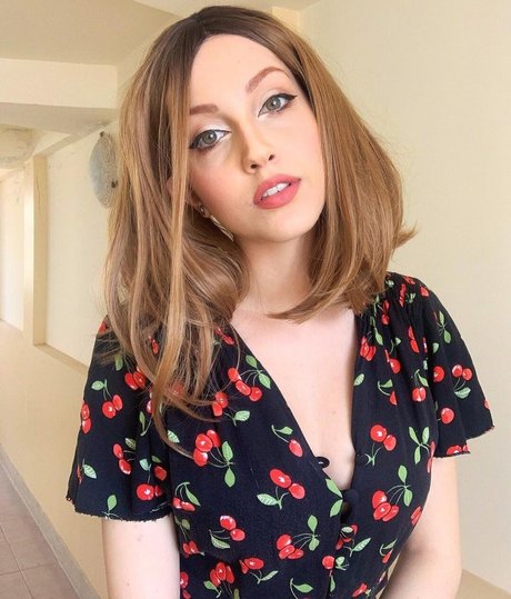 Mona Schon pretty pornstar img