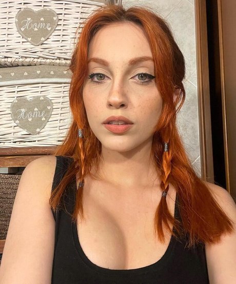 Mona Schon exclusive model archive