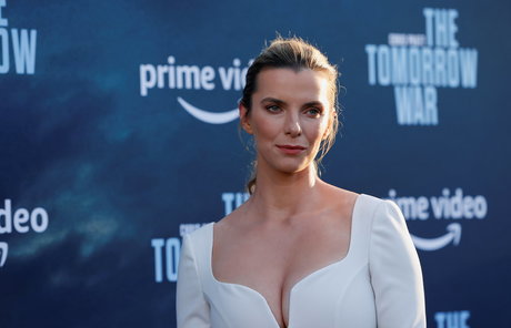 Betty Gilpin pretty star gallery