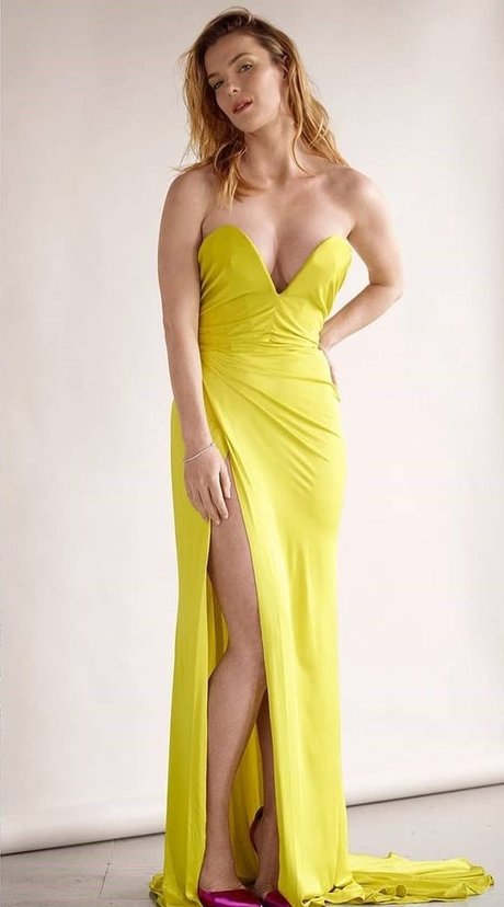 Betty Gilpin hd model gallery