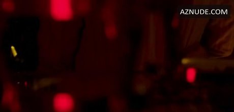 Betty Gilpin model sexy img