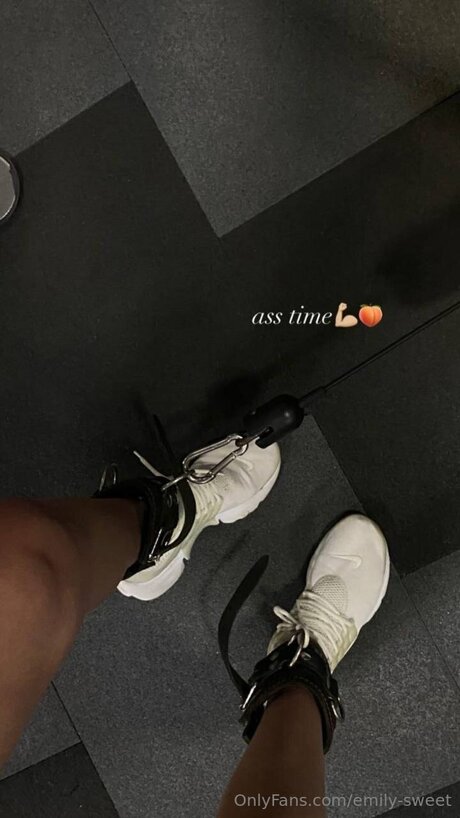 Emily Sweet xxx model pictures