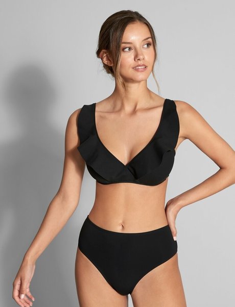 Nicola Cavanis actress photo