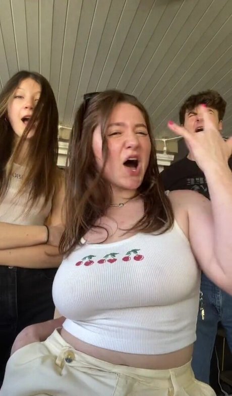 Emma Kenney profile pic