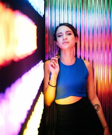 Laure Valee free model photos