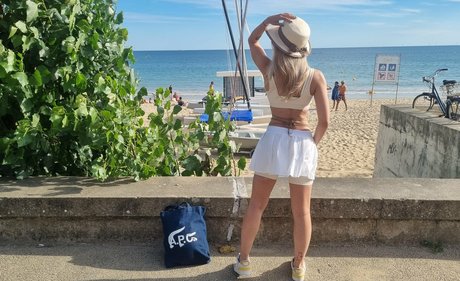 Laure Valee star free photos