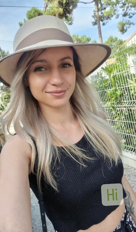 Laure Valee art model pic