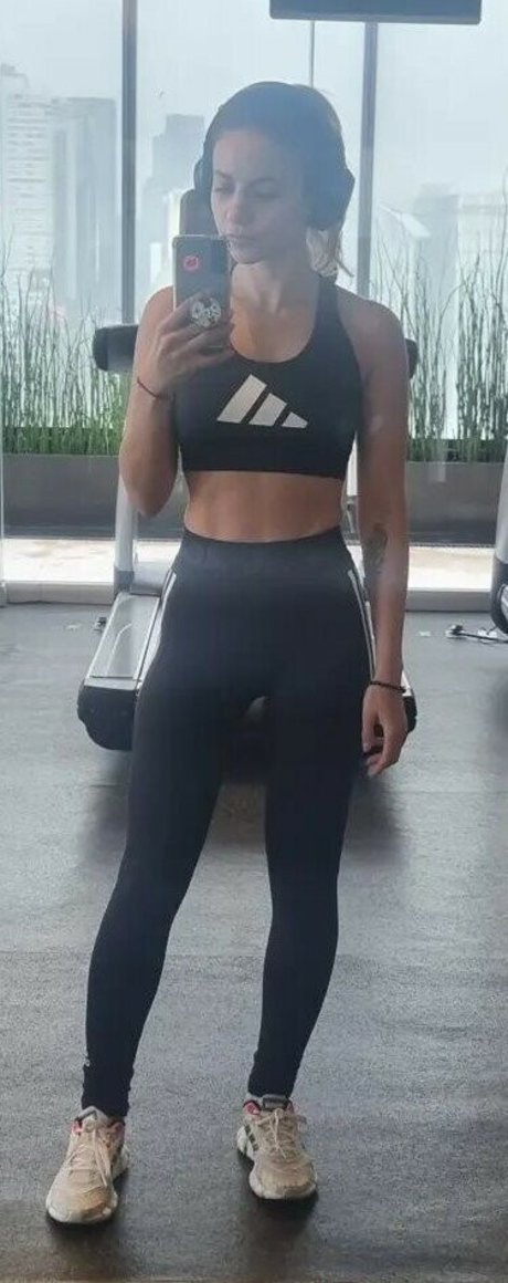 Laure Valee pretty model img