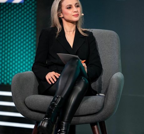 Laure Valee star naked images