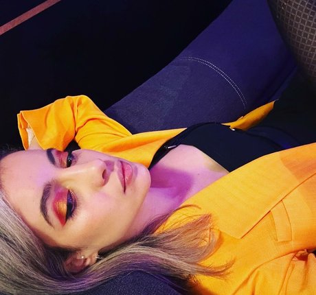 Laure Valee model free photos