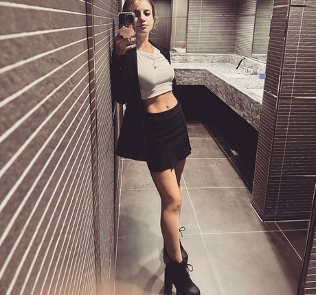 Laure Valee model top img