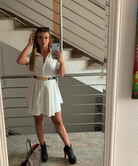 Sarah Slavo pretty star pictures