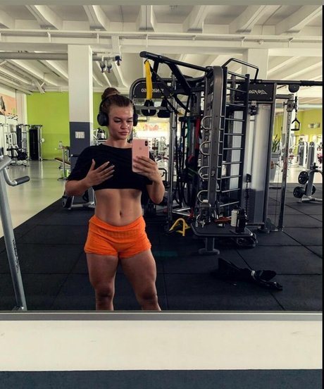 Sarah Slavo hot actress photo