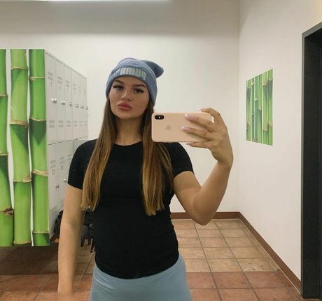 Sarah Slavo star nice pictures