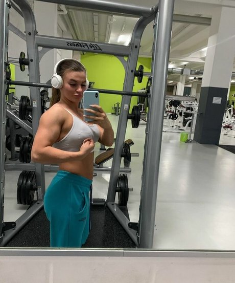 Sarah Slavo exclusive model image