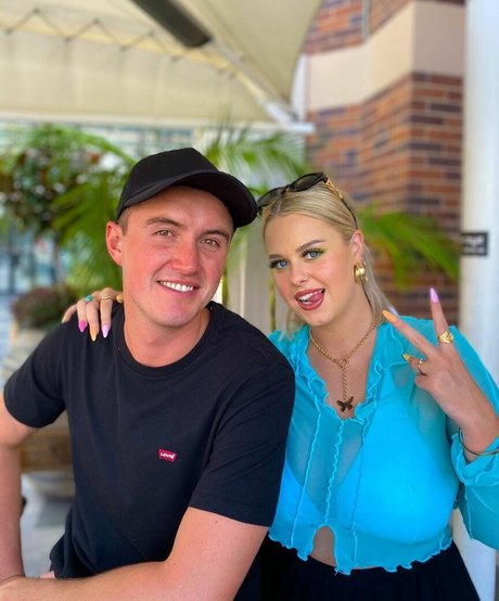 midget onlyfans nudes img