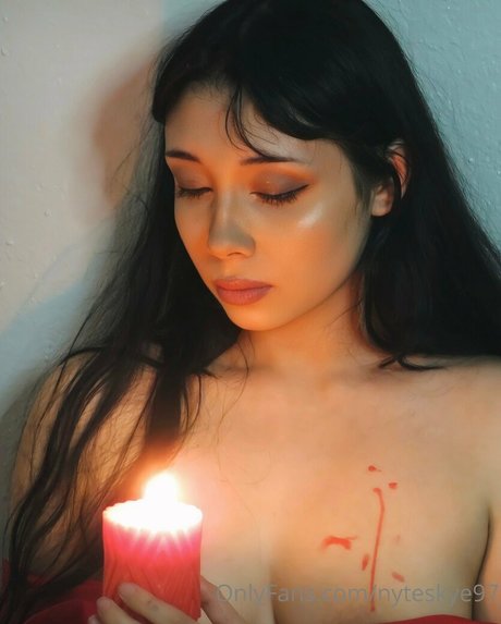 vixyn97 naked model image