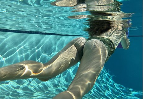 Laura Perlongo model sexy archive