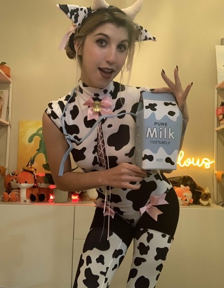 FrivolousFox ASMR exclusive star picture