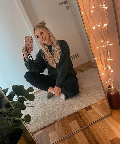 Milschbaum sexy actress img