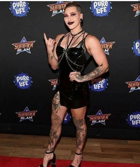 Rhea Ripley art star photos