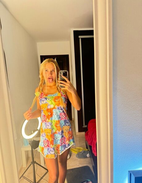 lickandysoles erotic model img