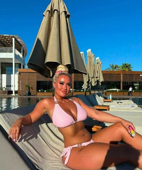 Bigboobzbarbie model nude image