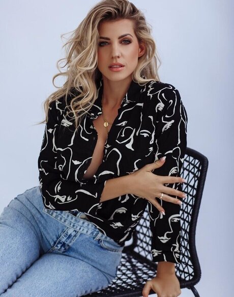 Sarah Harrison exclusive actress pics