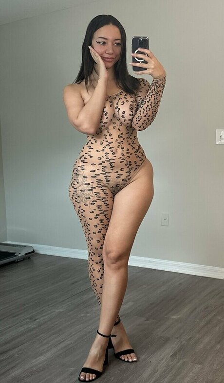 Toastycakez pretty model image