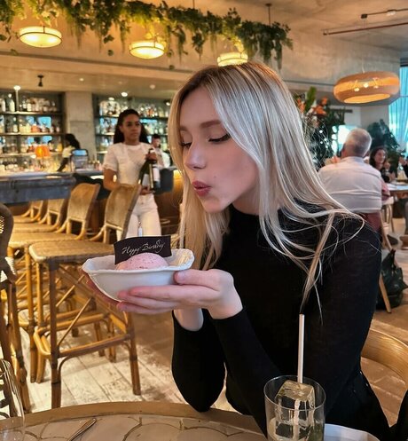 Kitty Mae sexy star image