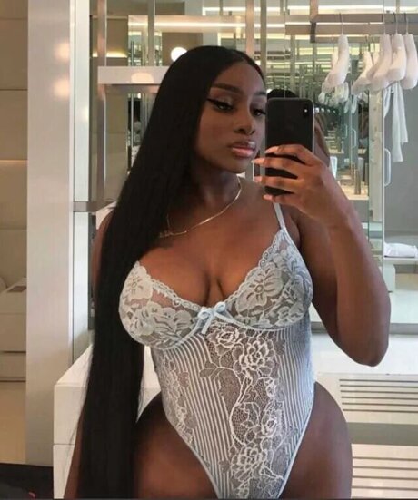 Sandra Lambeck adult model img