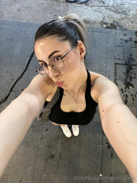 emilyy vip nudes model image