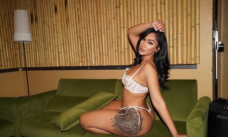 Queen Najia adult model pics