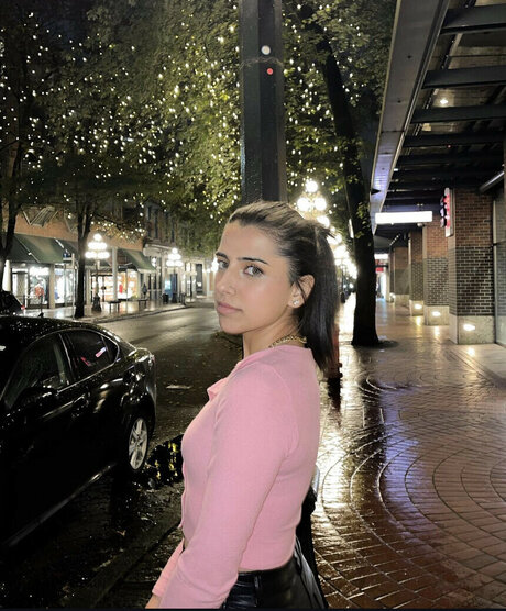 Gal Akbari hot star archive