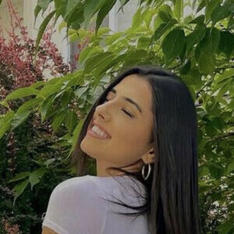 Gal Akbari pretty star images